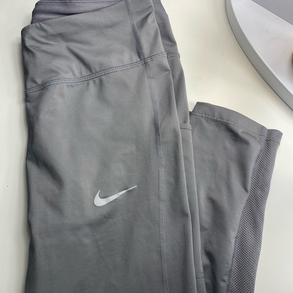 GREY NIKE LEGGINGS IN A SIZE M